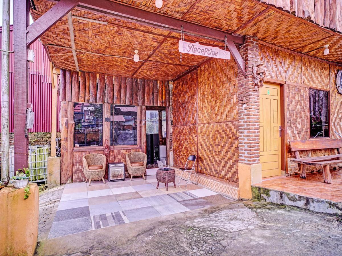 Oyo 90209 Dk Singarimbun Berastagi Homestay Buitenkant foto