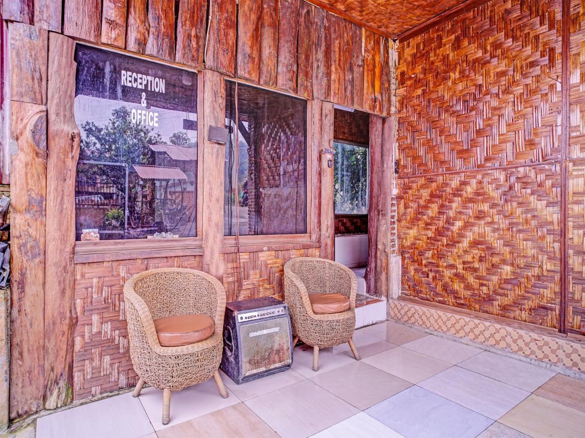 Oyo 90209 Dk Singarimbun Berastagi Homestay Buitenkant foto