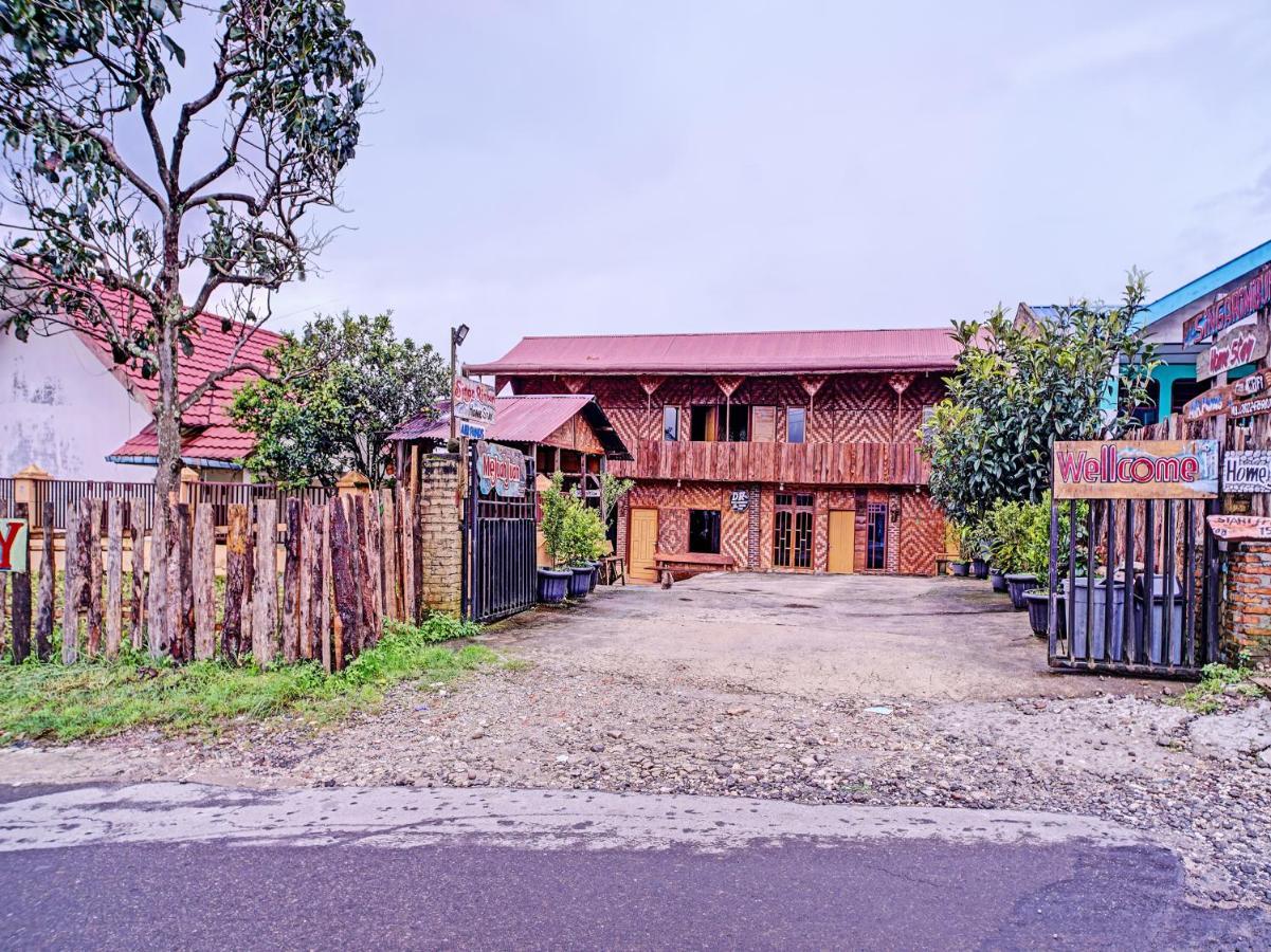 Oyo 90209 Dk Singarimbun Berastagi Homestay Buitenkant foto