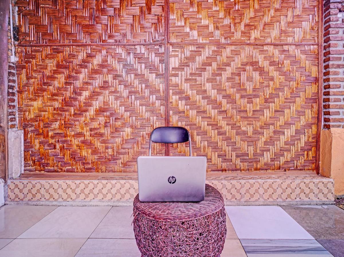 Oyo 90209 Dk Singarimbun Berastagi Homestay Buitenkant foto