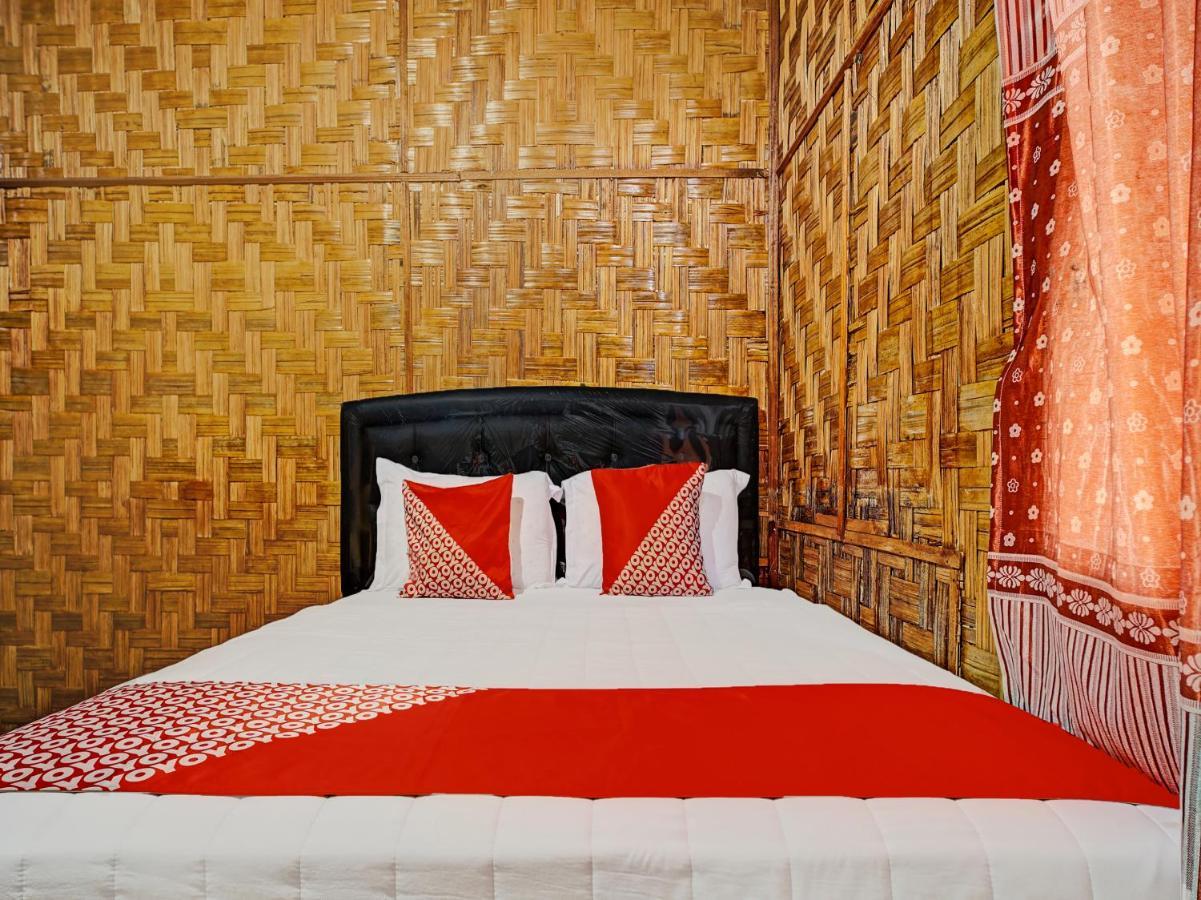 Oyo 90209 Dk Singarimbun Berastagi Homestay Buitenkant foto