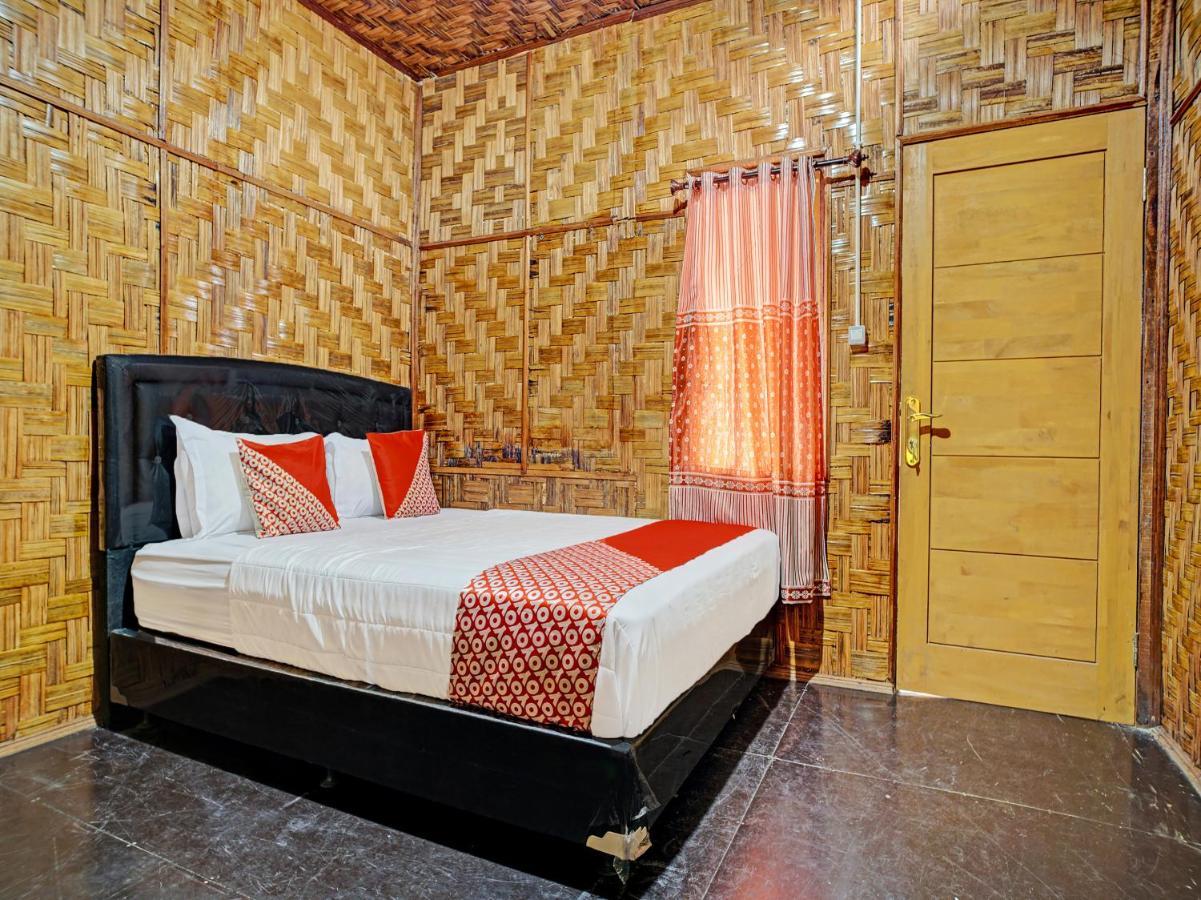 Oyo 90209 Dk Singarimbun Berastagi Homestay Buitenkant foto