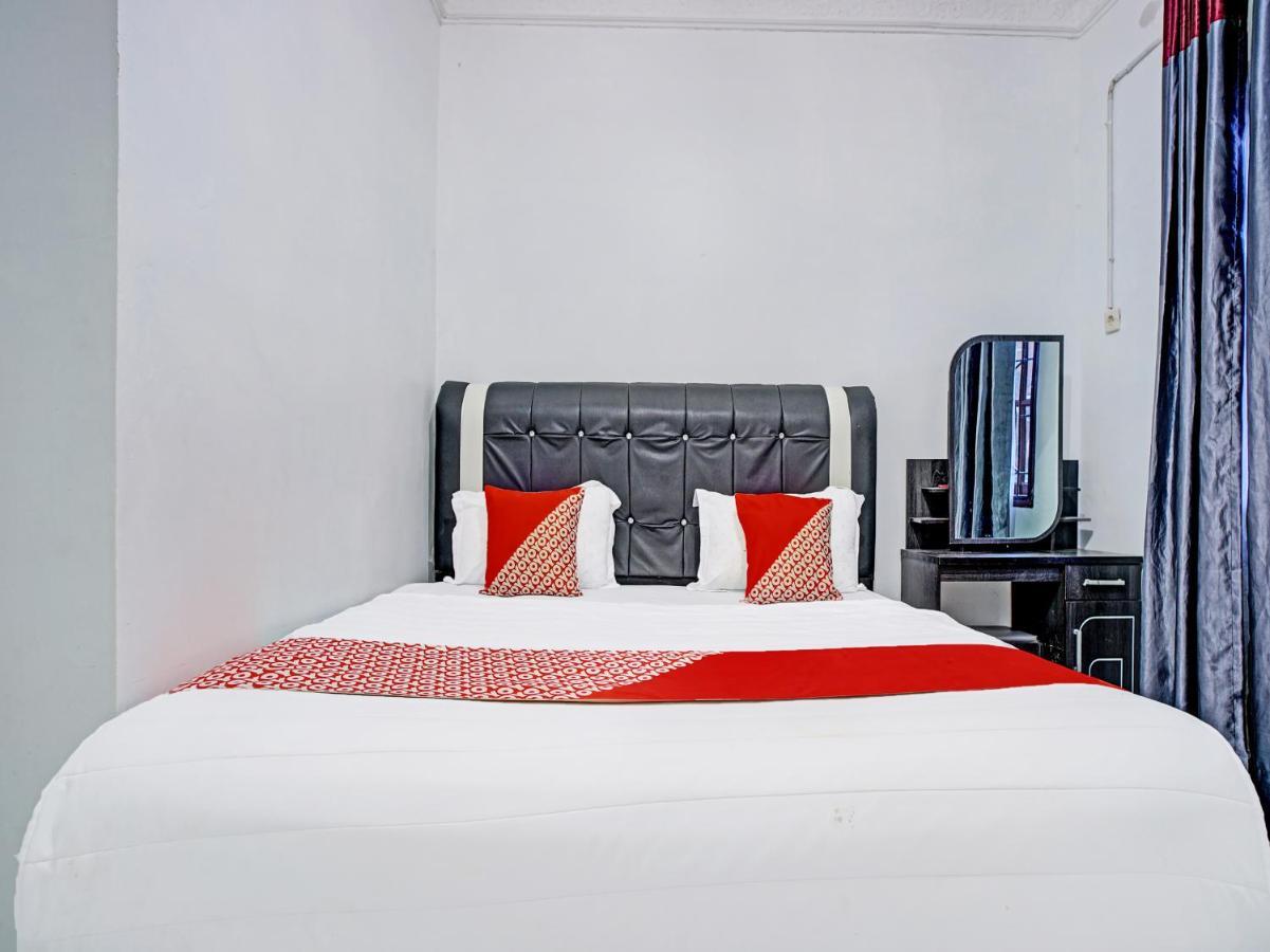 Oyo 90209 Dk Singarimbun Berastagi Homestay Buitenkant foto