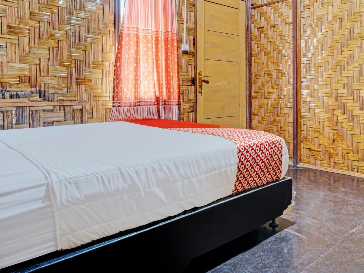 Oyo 90209 Dk Singarimbun Berastagi Homestay Buitenkant foto