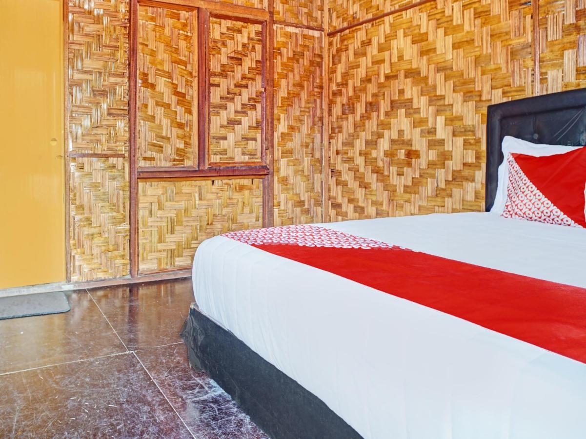 Oyo 90209 Dk Singarimbun Berastagi Homestay Buitenkant foto