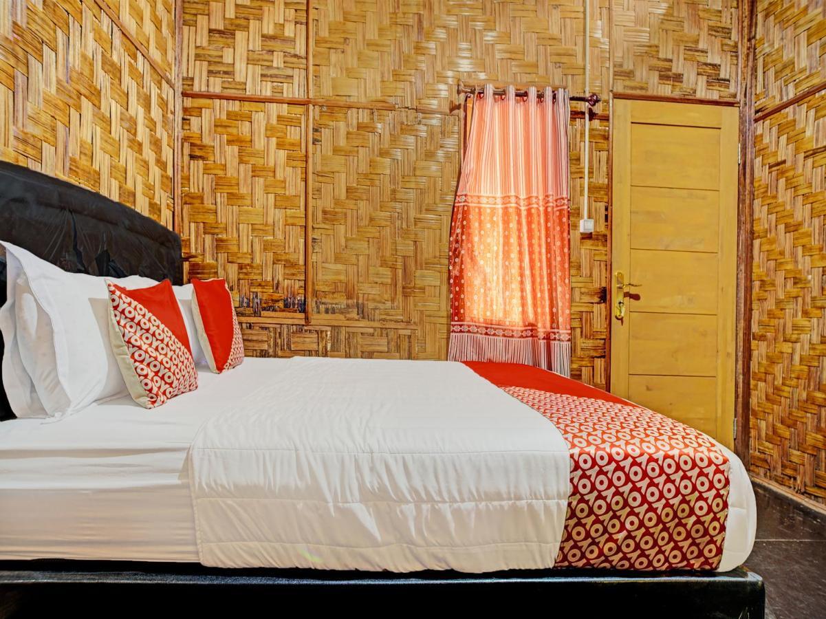 Oyo 90209 Dk Singarimbun Berastagi Homestay Buitenkant foto